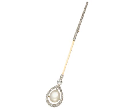 Yellow gold/platinum Art Deco chic tie pin set with diamonds and cultured pearl. With elegant closure set with diamonds. Tie 