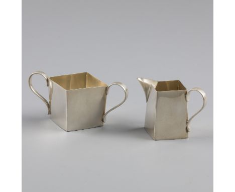 2-piece cream set silver. Stylized cream set (cream / milk jug and sugar bowl) with flat rectangular sides. The handles are (