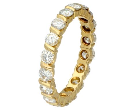 French 18K Yellow gold alliance ring set with approx. 2.26 ct diamond. Set with 18 brilliant cut diamonds of approx. 2.26 ct 