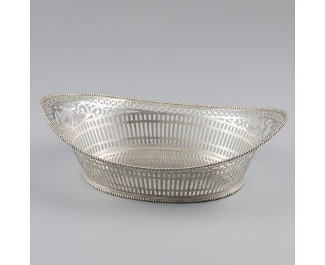 Bread basket silver. Beautiful model with openwork sides and pearl rims on the top and bottom. Netherlands, Voorschoten, Silv