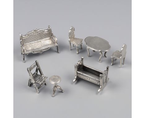 7-piece lot of miniatures silver (1 silver-plated). Consisting of a cradle (this is the only one silver-plated), folding chai