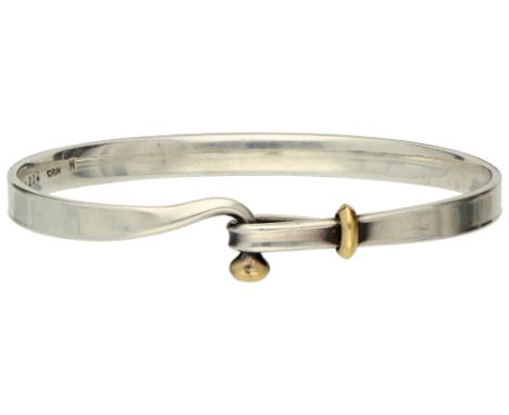 Georg Jensen sterling silver '204' bangle bracelet by designer Vivianna Torun Bülow-Hübe. With 18K yellow gold details. In go