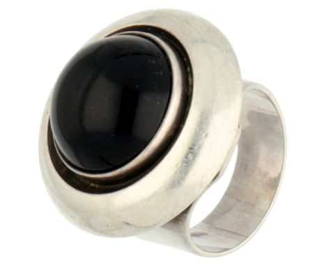 Niels Erik From sterling silver Danish design ring set with onyx. Set with a cabochon cut onyx (Ø approx. 14.8 mm). In good c