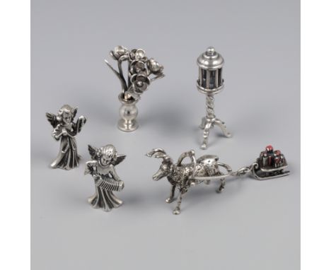 5-piece lot miniatures silver. Consisting of two angels with instruments, birdcage, vase with flowers and a reindeer with gif