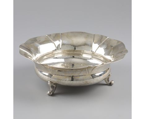 Showpiece / fruit bowl silver. Very beautiful show model with scalloped edge and hammered decorations. Standing on three sold