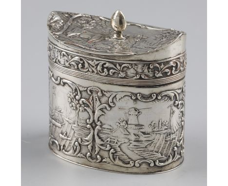 Tea caddy silver. Boat-shaped model with outdoor scenes surrounded by rocaille frame. The lid has a button. The Netherlands, 