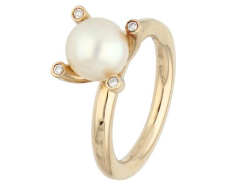 Bron 14K yellow gold 'Phlox' ring with cultured pearl and diamond. Set with a cultured pearl of approx. Ø 8 mm and four brill