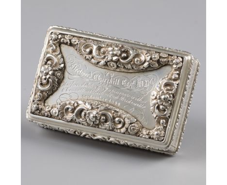 Silver snuff box. Beautiful rectangular model with raised floral decorations and gold gilding on the inside. United Kingdom, 