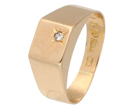 Alton 18K yellow gold signet ring. Set with one light blue stone in a star-shaped setting. Hallmarks: maker's mark Alton, cit