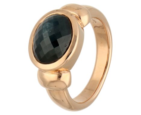 Bron 18K rose gold 'Toujours Ajour' ring with sapphire. Set with a natural faceted cabochon cut sapphire (low clarity of appr