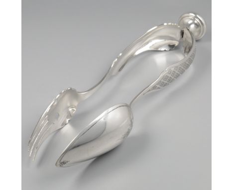 Salad tongs / salad cutlery silver. Very beautiful model with carved and engraved decorations. The model can be dismantled. N