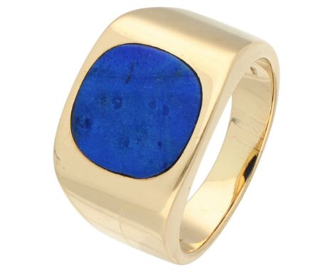 18K Yellow gold signet ring set with lapis lazuli. Set with a table cut lapis lazuli of approx. 13.5 x 13.0 mm. In worn condi