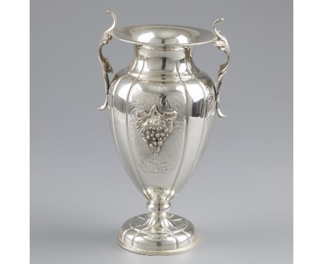 Silver vase. Beautiful showpiece model with a.o. engraved and cast acanthus leaf decorations. Italy, Alessandria, I.M.A. di G