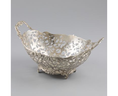 Bread basket silver. Beautiful openwork model with cast and engraved floral decorations. Equipped with 2 soldered handles. Th