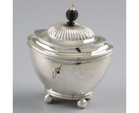 Empire tea caddy, Hendrik Smits, Amsterdam 1825, silver. A silver tea caddy in Empire style with fluting. Standing on four so