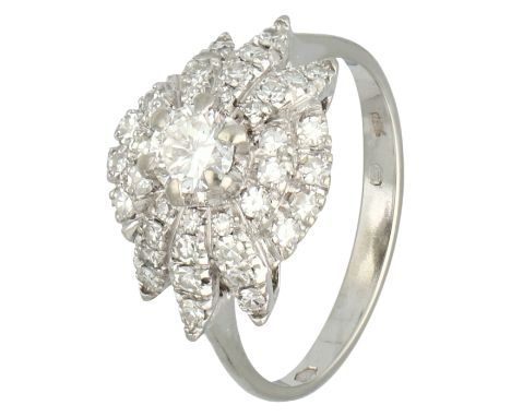 18K White gold cluster ring set with approx. 0.95 ct. diamond. Set with a brilliant cut diamond of approx. 0.35 ct. (VS2 / G-