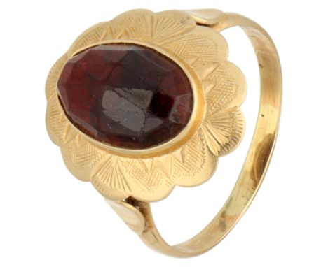 14K Yellow gold ring with garnet. Part of a parure. Set with an oval faceted garnet in a scalloped and engraved rim (approx. 