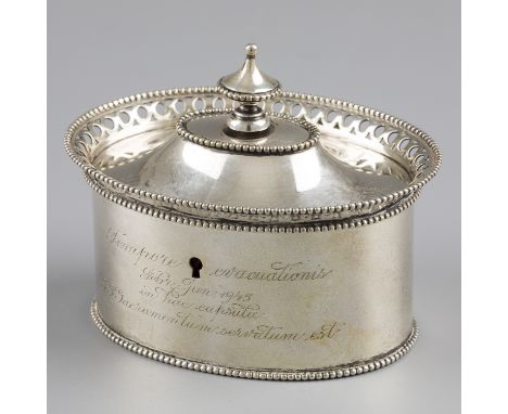 Tea caddy silver. Oval model with hinged lid. The lid has an upright, openwork rim with pearl rim decoration and a knob, also