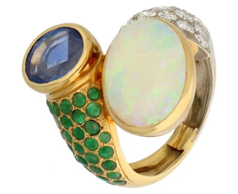 18K Bicolour gold ring set with approx. 1.60 ct. diamond, opal, sapphire and emerald. Set with 23 brilliant cut diamonds of a