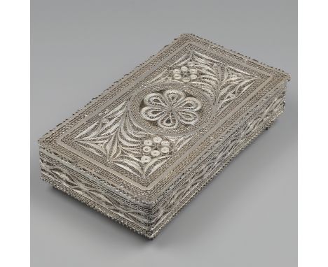 Filigree jewellery box, silver. Rectangular model completely made with filigree technique. Opens with a hinge and stands on f