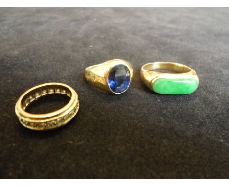 A gentleman's 18ct gold signet ring set with an oval cut synthetic sapphire, together with an oriental single stone jade ring