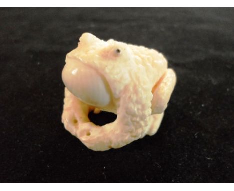 An early 20th century Japanese carved ivory netsuke of a toad, 4cm, unsigned