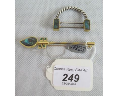 Pippa Ramsay-Rae:  A bi-coloured 18ct gold and boulder opal brooch, the spear shaped pin with heart shaped boulder opal to on
