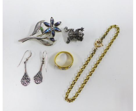 18ct gold dress ring, yellow metal bracelet, silver frog brooch, silver flower brooch and a pair of silver Celtic earrings (5