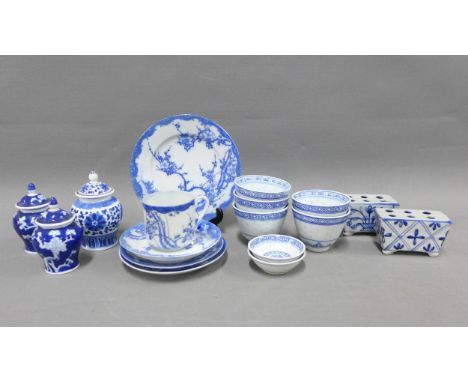 Blue and white chinoiserie pottery and porcelains to include rice grain cups, rouge pot, etc (a lot) 