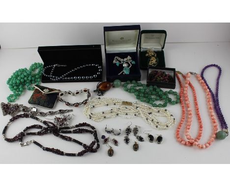 A collection of costume jewellery, to include: a variegated semi-precious gemstone necklace and drop earrings en suite, forme