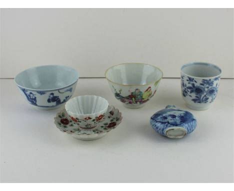 A collection of five Chinese Qing dynasty period porcelain in items to include late 17th/ early 18th century famille verte Ka