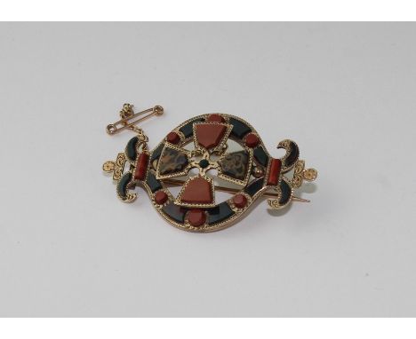 A Victorian Scottish yellow metal "pebble" jewellery shoulder brooch,&nbsp;fashioned as a ring with Fleur de lis terminals to