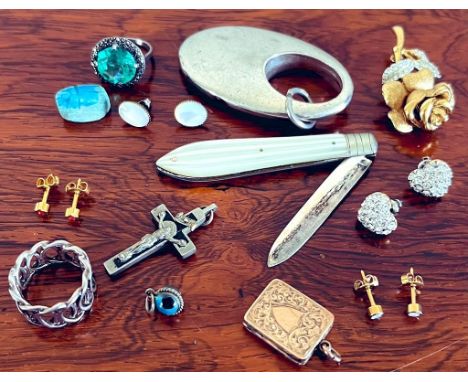 UNMARKED SILVER COLOURED PENDANT; COSTUME JEWELLERY BROOCH; SILVER COLOURED (MARK RUBBED) RING, SIZE L, WEIGHT APPROX 5.3g; 9