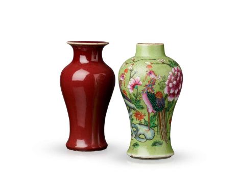  [PRIVATE SCOTTISH COLLECTION, RENFREWSHIRE] TWO PORCELAIN VASES 19TH-20TH CENTURY 十九至二十世紀 綠地軋道粉彩鳳凰牡丹紋瓶 及 &nbsp;紅釉撇口瓶（共兩件）com