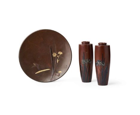  [PRIVATE SCOTTISH COLLECTION, RENFREWSHIRE] GROUP OF THREE INLAID BRONZE 'FLORAL' WARES MEIJI PERIOD OR LATER 明治或更晚 銅花鳥紋對瓶及碟