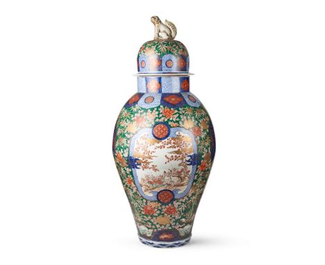  MASSIVE IMARI VASE WITH COVER 20TH CENTURY 二十世紀 伊萬里鶴紋帶蓋大瓶painted on both sides of the body in shaped cartouches with a pair 