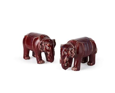  PAIR OF FLAMBÉ-GLAZED ELEPHANTS 20TH CENTURY 二十世紀 窯變釉太平有象瓷塑擺件（一對）each model in the form of a naturalistic elephant with curl