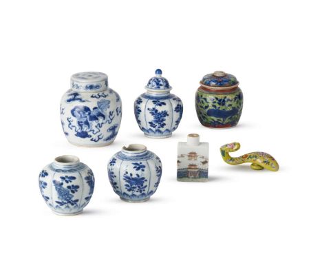  GROUP OF SEVEN PORCELAIN WARES 19TH-20TH CENTURY 十九至二十世紀 各式青花小罐、道光款 粉彩鼻煙壺 及 黃地粉彩纏枝蓮紋帶扣 (共七件)comprising: three small five-lob