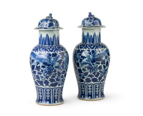  [PRIVATE SCOTTISH COLLECTION, NORTH BERWICK] PAIR OF BLUE AND WHITE BALUSTER VASES WITH COVERS 19TH-20TH CENTURY 十九至二十世紀 青花鳳