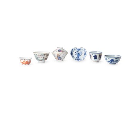  GROUP OF SIX PORCELAIN WARES MING TO QING DYNASTY 明至清 各式青花及粉彩杯盤（共六件）comprising: one small blue and white bowl with birds and