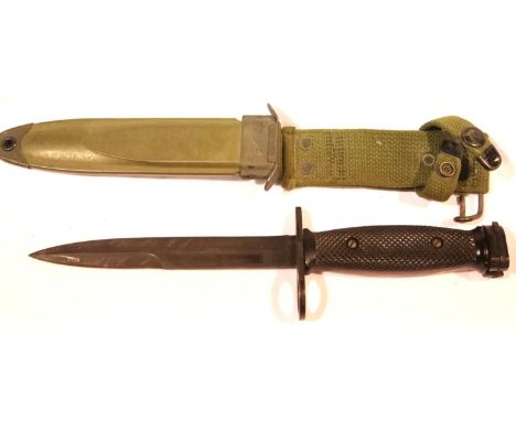 US M8A1 bayonet in metal scabbard, blade L: 18 cm. P&amp;P Group 2 (£18+VAT for the first lot and £3+VAT for subsequent lots)