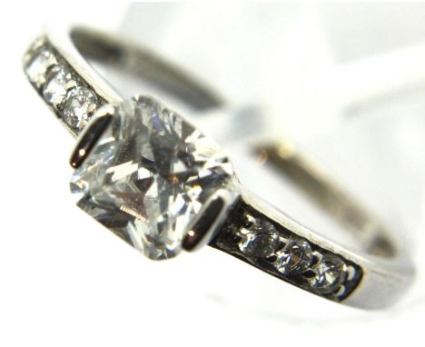 9ct white gold stone set ring, size K, 1.6g. P&amp;P Group 1 (£14+VAT for the first lot and £1+VAT for subsequent lots) 