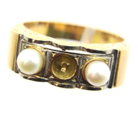 Presumed 9ct gold pearl set ring with one pearl missing. 4.0g. P&amp;P Group 1 (£14+VAT for the first lot and £1+VAT for subs