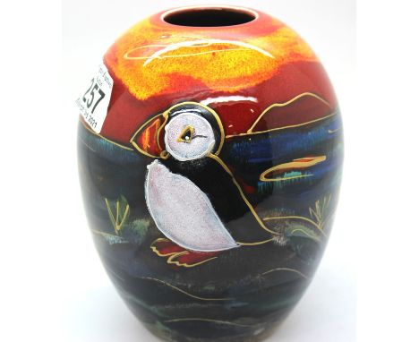 Anita Harris puffin vase signed in gold, H: 15 cm. P&P Group 2 (£18+VAT for the first lot and £3+VAT for subsequent lots)Cond