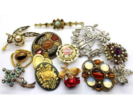 Box of costume jewellery brooches.  P&amp;P Group 1 (£14+VAT for the first lot and £1+VAT for subsequent lots) 