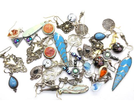 Box of mixed earrings including silver. P&amp;P Group 1 (£14+VAT for the first lot and £1+VAT for subsequent lots) 