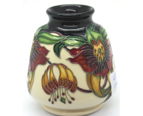 Moorcroft Anna Lily vase, H: 9 cm. P&P Group 1 (£14+VAT for the first lot and £1+VAT for subsequent lots)Condition Report: No