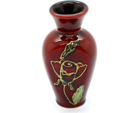 Anita Harris Red Rose vase signed in gold, H: 12 cm. P&P Group 1 (£14+VAT for the first lot and £1+VAT for subsequent lots)Co