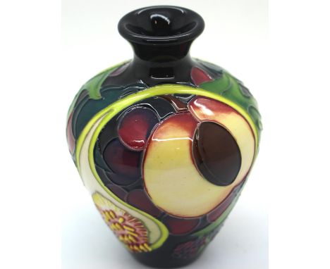 Moorcroft Queens Choice vase, H: 10 cm. P&P Group 1 (£14+VAT for the first lot and £1+VAT for subsequent lots)Condition Repor