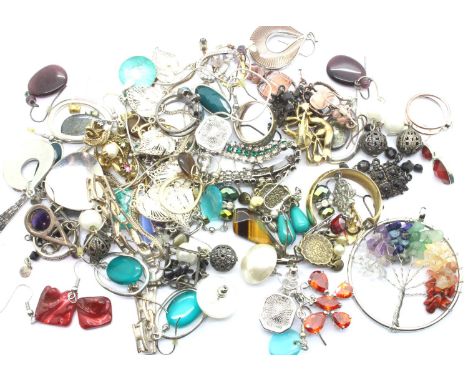 Mixed jewellery, mainly earrings including silver. P&amp;P Group 1 (£14+VAT for the first lot and £1+VAT for subsequent lots)